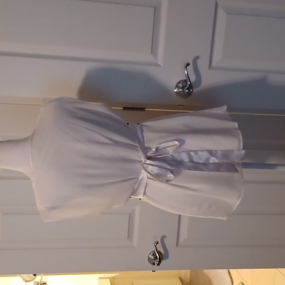 💙🏍Elegant White Sleeveless Top with Black Embellished Waist - Picture 5 of 9